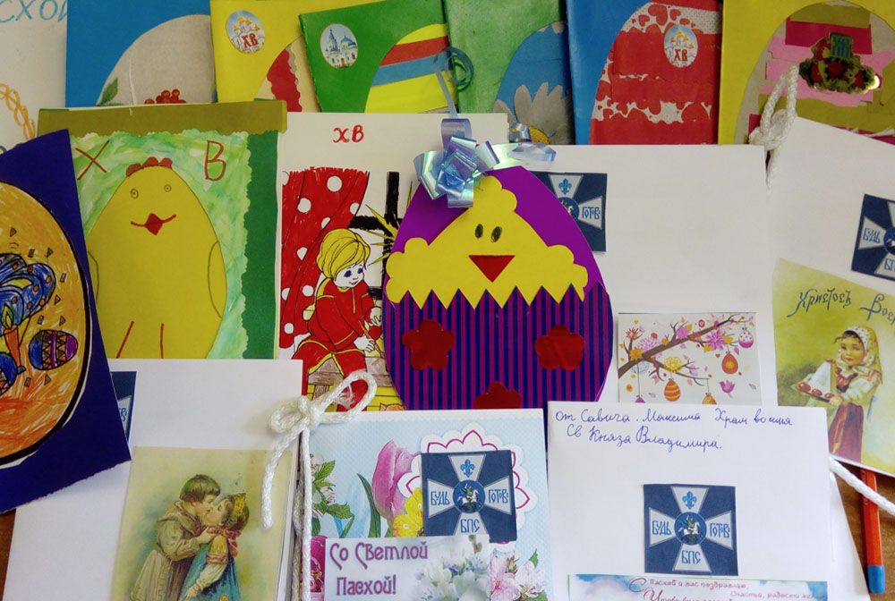 Воспитанники воскресной школы Князь-Владимирского храма подарили пасхальные открытки детям из онкоцентра
