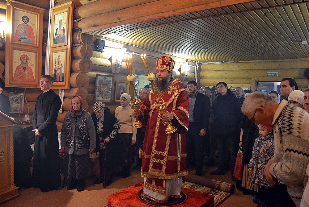 Божественная литургия в храме во имя святого великомученика Георгия Победоносца