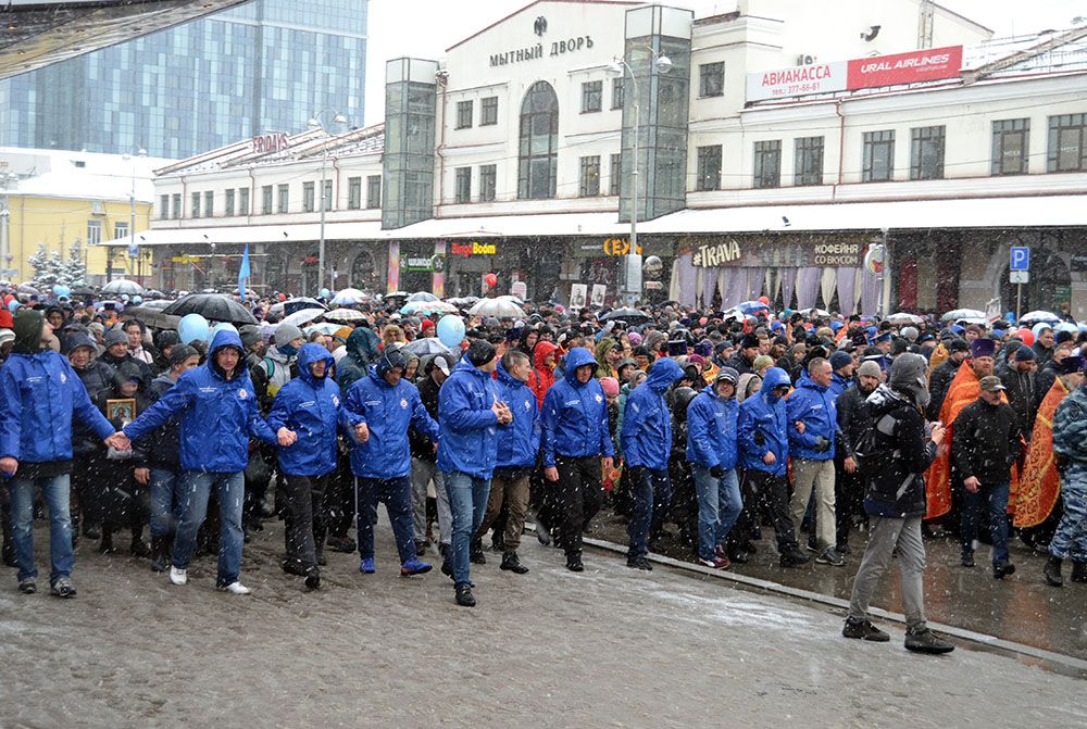 Сотрудники и добровольцы Благотворительного Фонда «НИКА» приняли участие в общегородском Пасхальном Крестном ходе в Екатеринбурге.