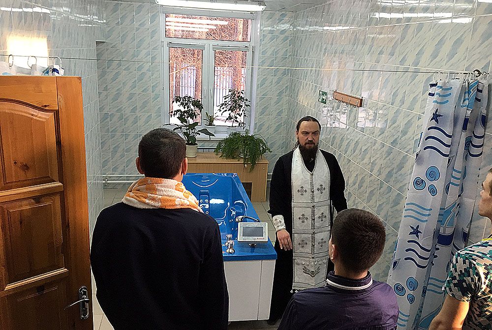За несколько дней до светлого праздника «Крещения господня» несколько ребят из реабилитационного центра «Урал без наркотиков» пережили свое духовное рождение.