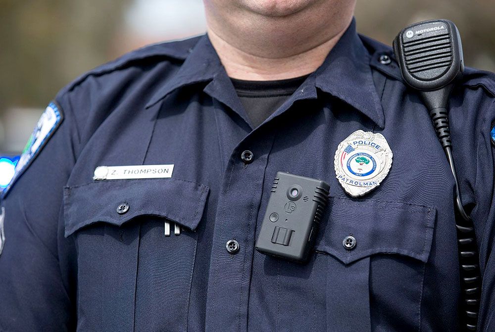Камера для офицера: как в США борются с подбрасыванием наркотиков