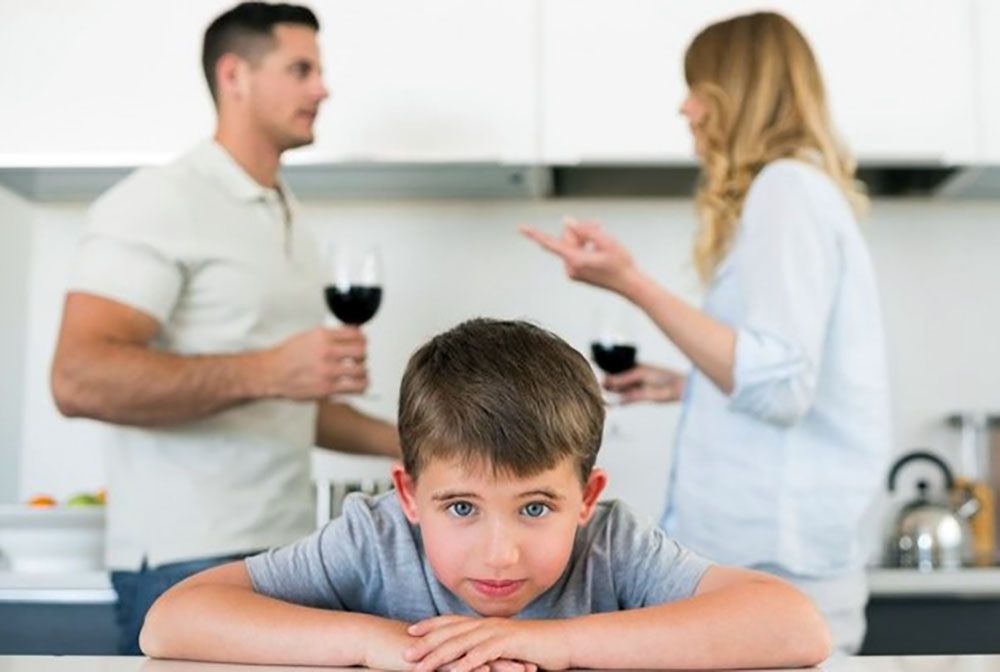 Каждый родитель должен понимать, что, выпивая при ребенке, он увеличивает опасность, что в будущем, став взрослым, его ребенок сопьется.