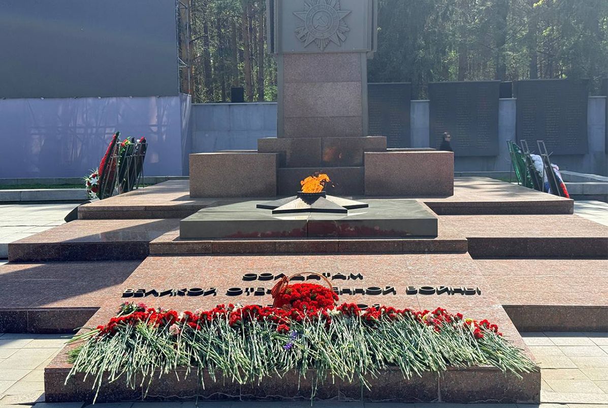 Возложение цветов на Широкореченском мемориале