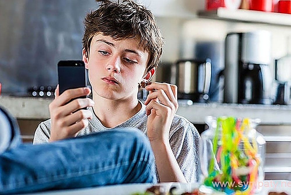 Не пускайте детей на помойку – какая гадость может быть у вашего ребенка в телефоне !
