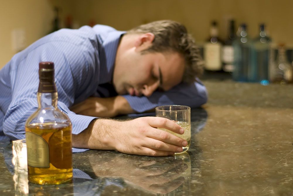 Как относится общество к алкоголикам и почему их не воспринимают всерьёз?