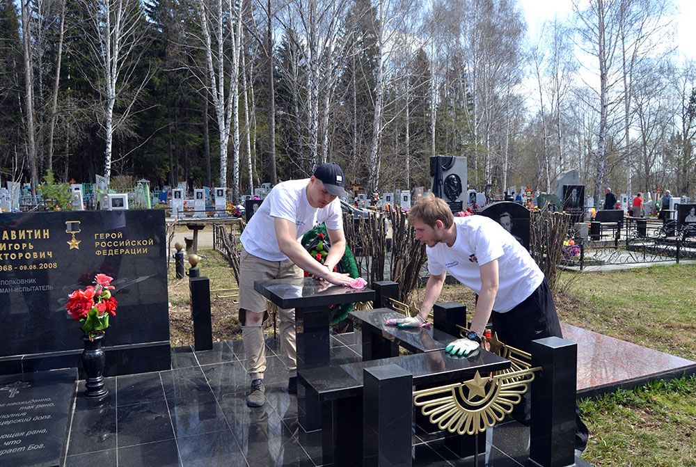 Волонтеры Благотворительного Фонда “НИКА” привели в порядок могилы ветеранов Великой Отечественной войны.