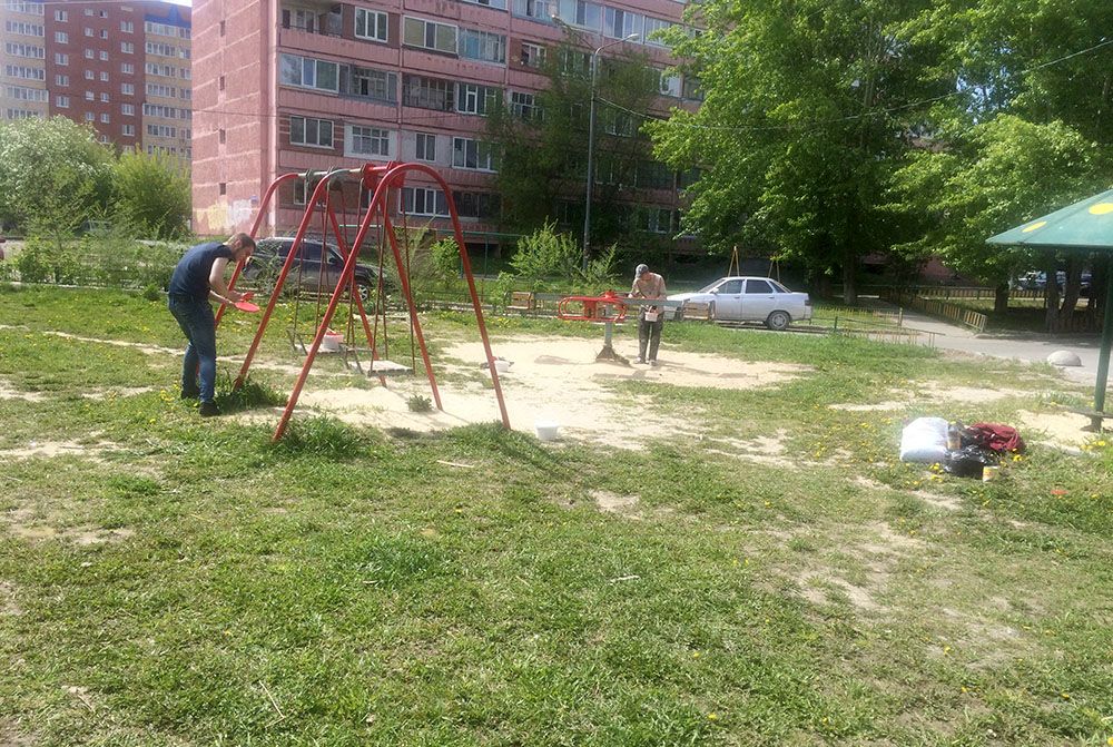 Волонтеры Благотворительного Фонда “НИКА” привели в порядок одну из детских площадок г. Тюмень.