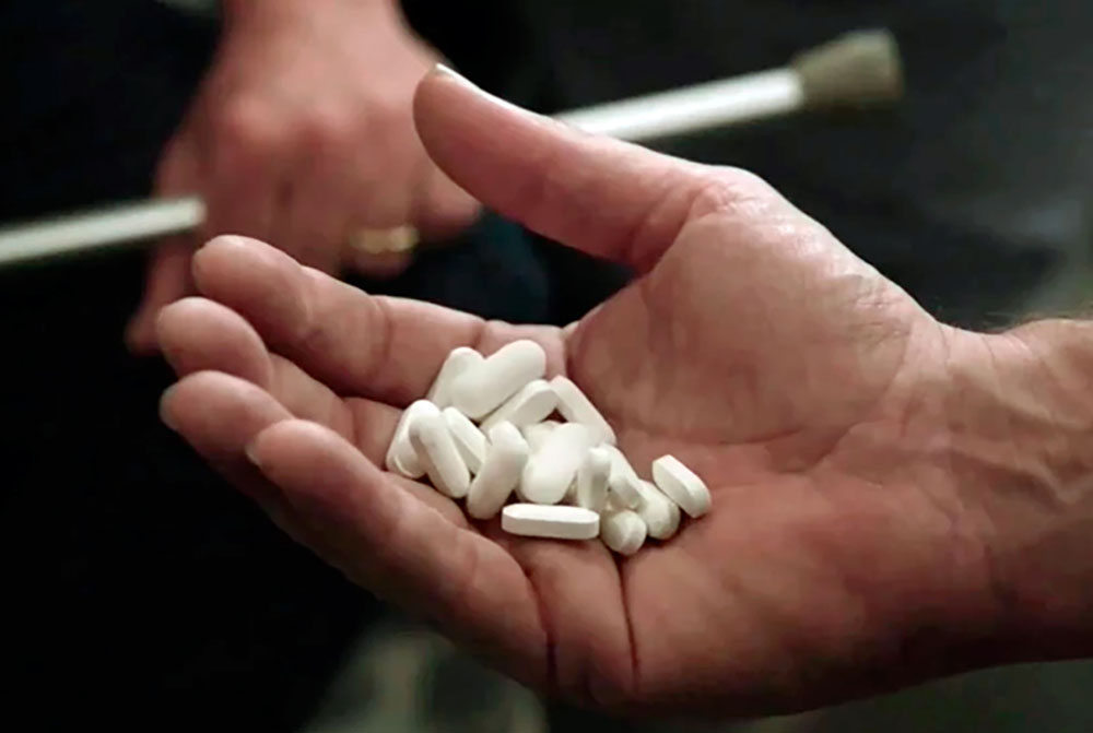 Таблетки викодина в руке доктора Хауса — главного героя сериала «House, M.D.»