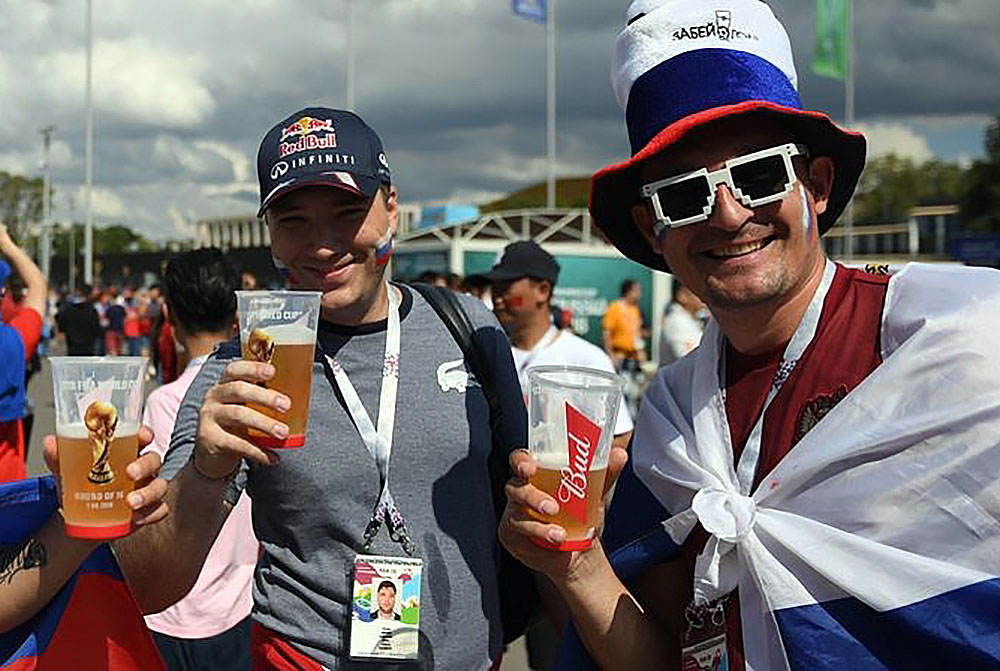Пиво на стадионах. Пиво на стадионе. Пиво на стадионе Санкт Петербург. Пиво молодежь стадион. Болельщики пьют перед матчем.